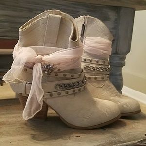Short cowgirl boots